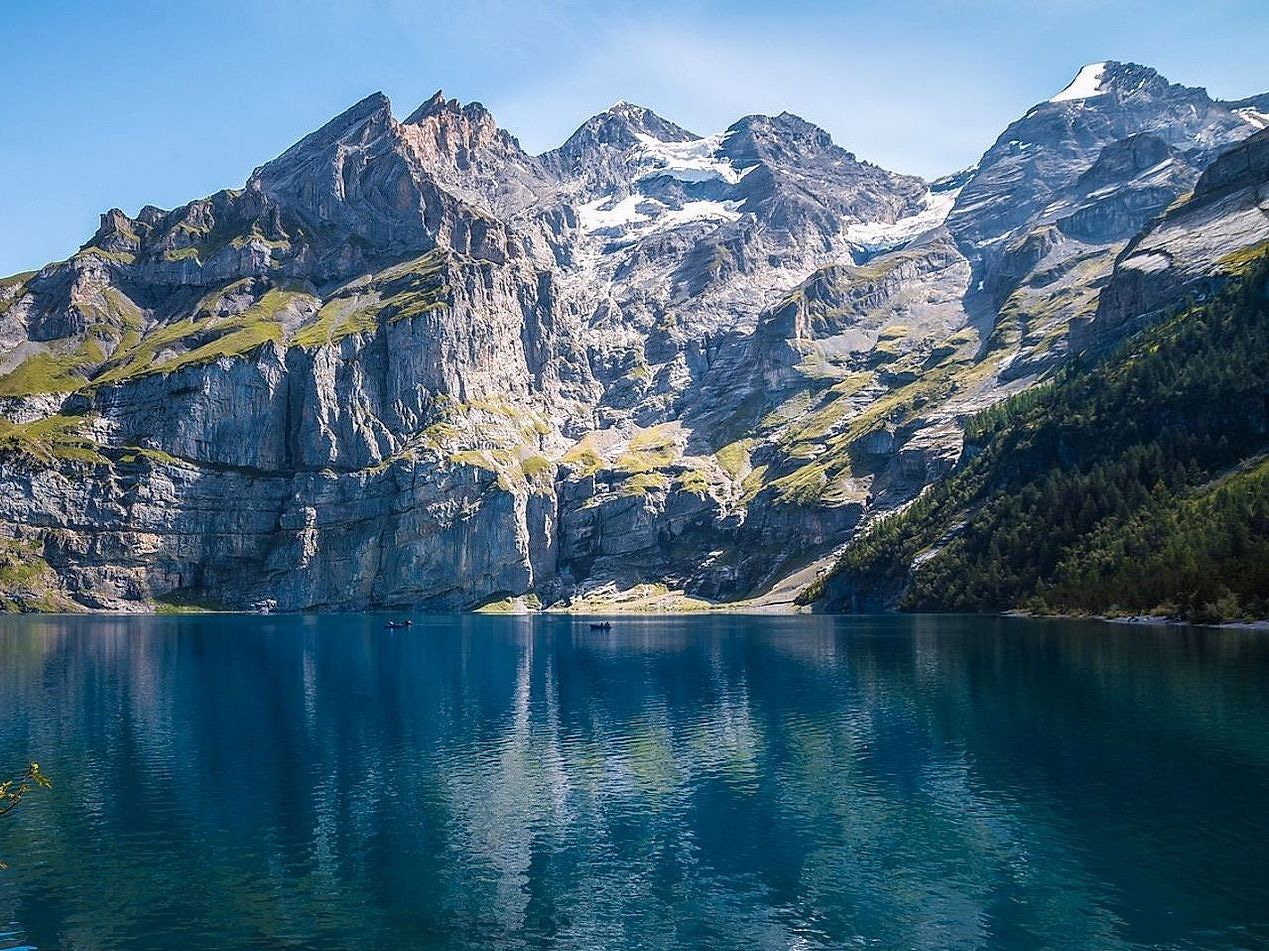 Vento constante dobrando a grama alta das margens da montanha